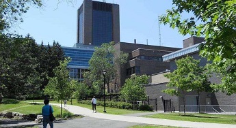 这所大学有加拿大最好的新闻学院!你不了解下!