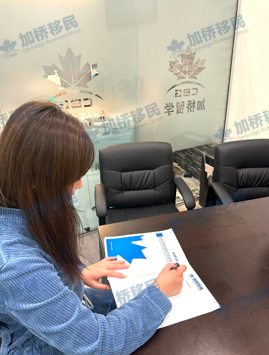恭喜温哥华加桥Emily签约EE定向优质客户