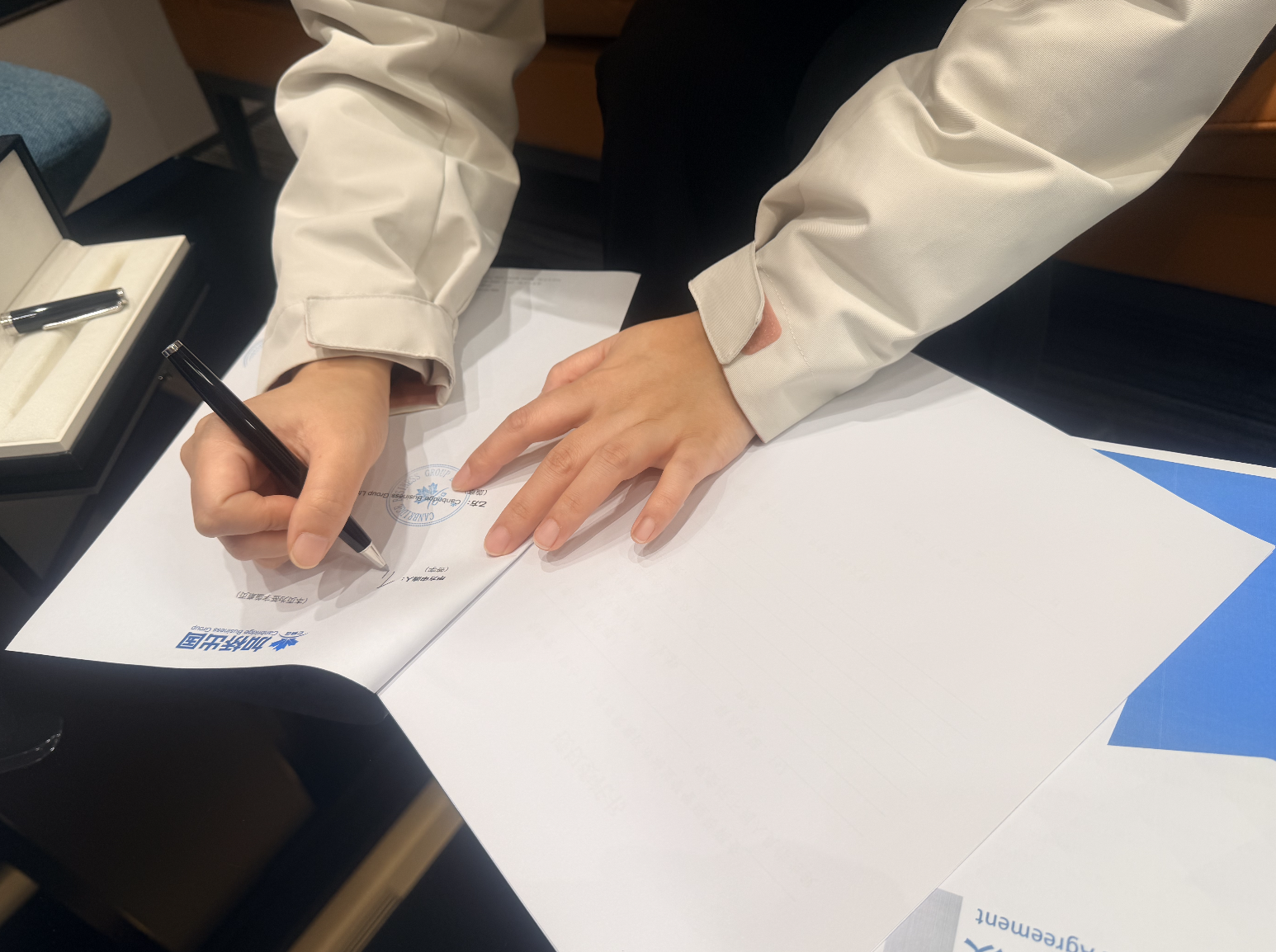 恭喜Cathy签约加拿大AIP移民项目合同