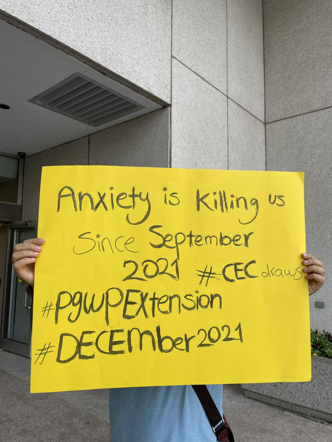移民部长被围堵抗议，承诺为这类临时居民派发工签