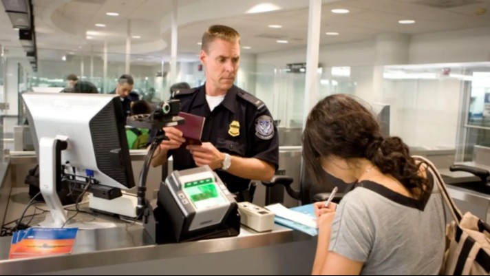 别慌！绿卡党入境美国“快速通关+身份稳住”全攻略