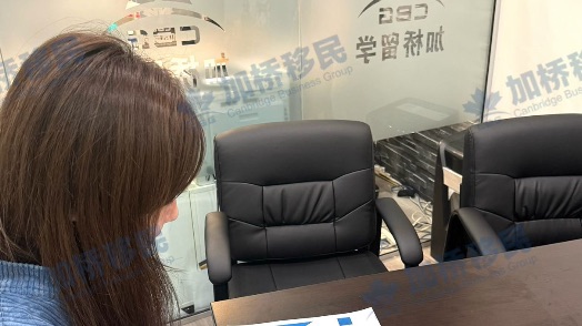 恭喜温哥华加桥Emily签约EE定向优质客户