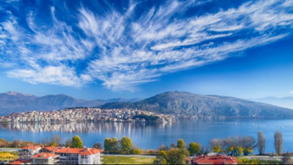 已经2025年，怎么还有中国人买房移民这个国家