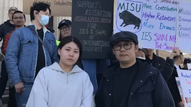 这省再爆留学生抗议！毕业难拿枫叶卡！