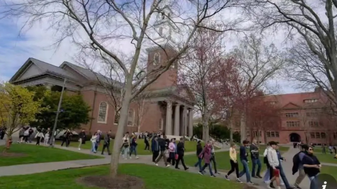 特朗普再挥刀，全面冻结学签申请，9月入学或泡汤！